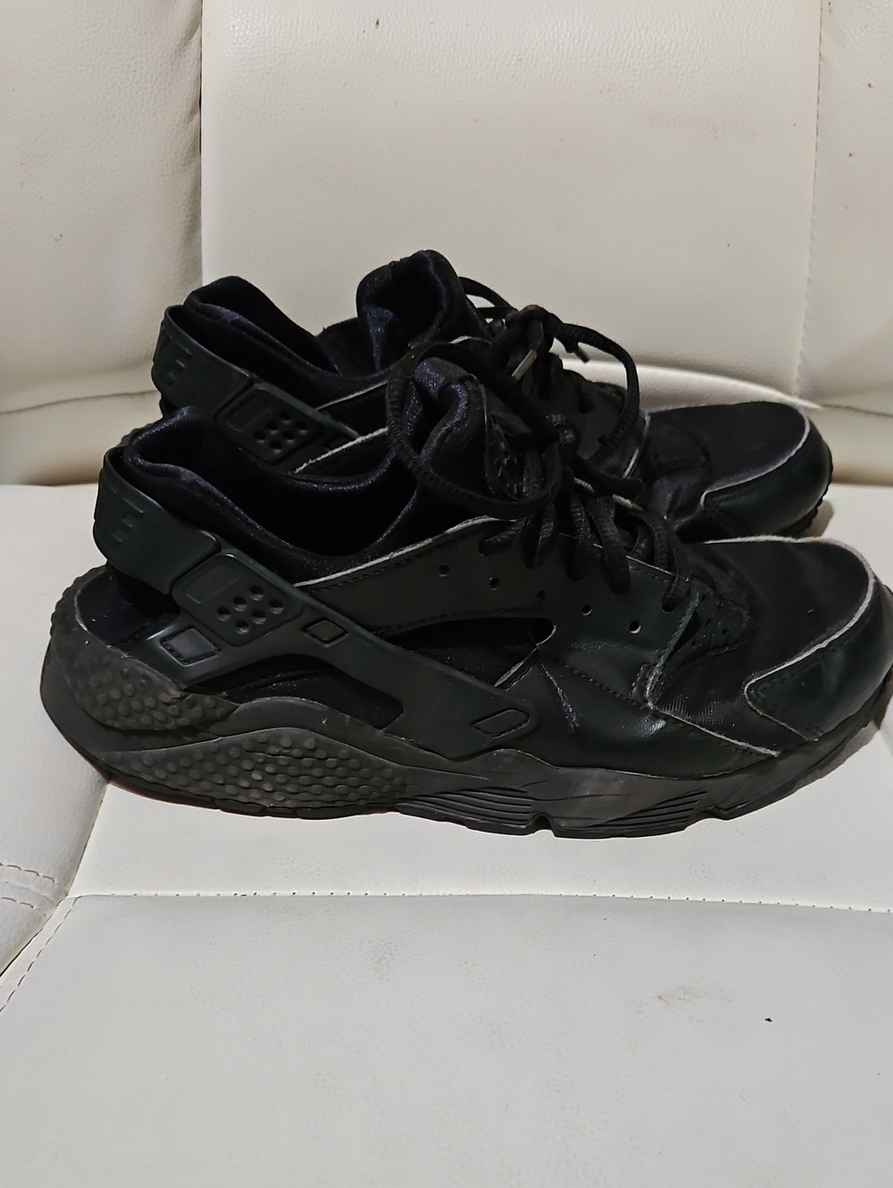 Nike All-Black Women's Huarace Air Athletic Sneakers